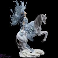 Silberne Winterelfe auf Einhorn